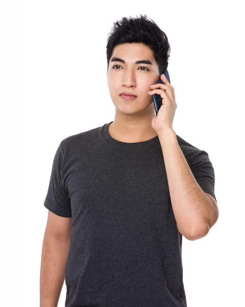 Asiático joven hombre en marrón camiseta — Foto de Stock