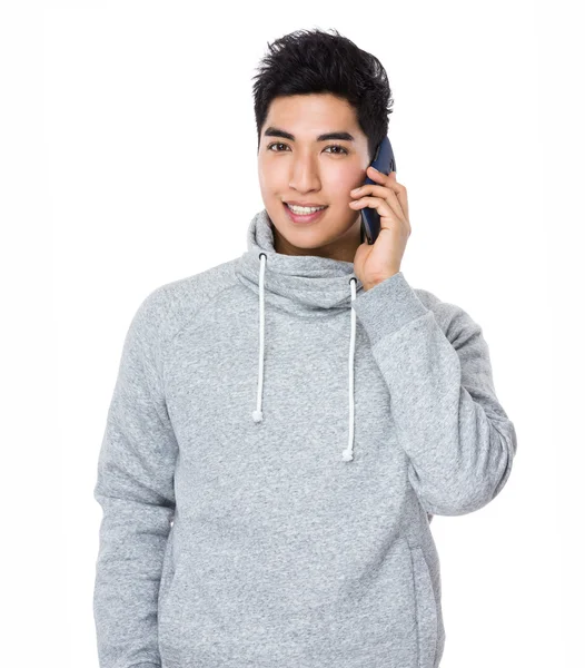Asiatico bello uomo in grigio hoodie — Foto Stock