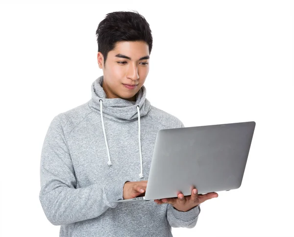 Asiático guapo hombre en gris sudadera con capucha —  Fotos de Stock