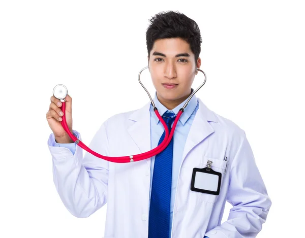 Ασιατικά αρσενικά γιατρός σε άσπρο παλτό — Φωτογραφία Αρχείου