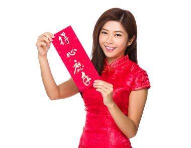 Kırmızı elbiseli Çinli genç kadın