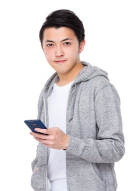 gri kapşonlu Asya yakışıklı adam