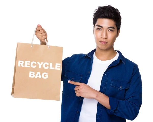 Asiatiska man peka på shopping väska — Stockfoto