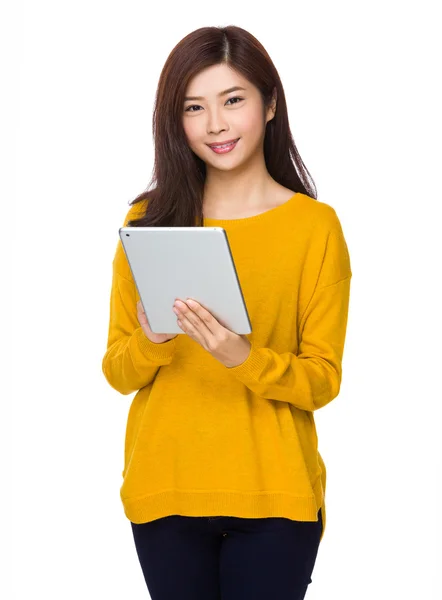 Młoda kobieta Azji w żółty sweterek — Zdjęcie stockowe
