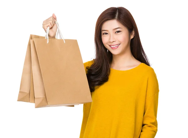 Asiatische junge Frau im gelben Pullover — Stockfoto