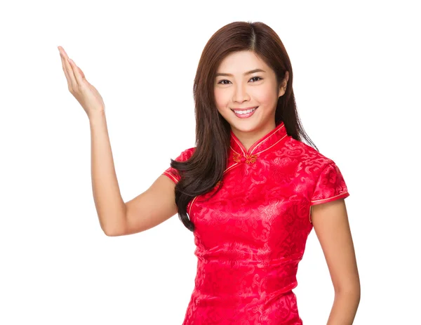 लाल पोशाक में चीनी युवा महिला — स्टॉक फ़ोटो, इमेज