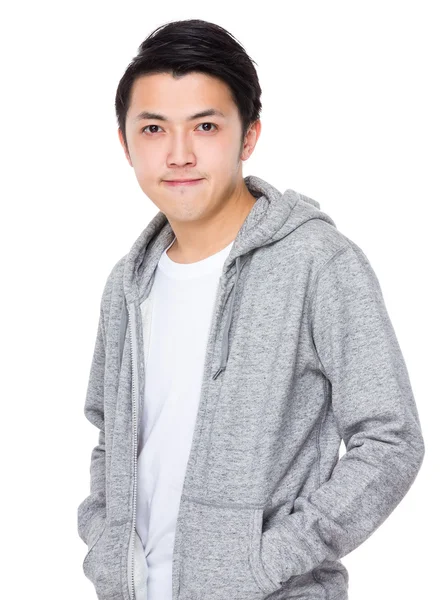 Asiatische schöner Mann in grauen Kapuzenpullover — Stockfoto