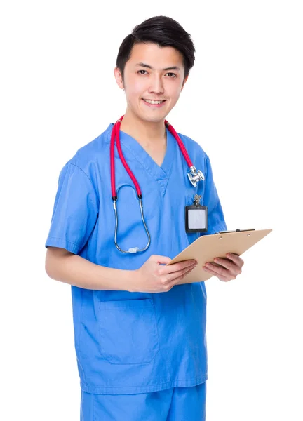 Asiático jovem médico em uniforme azul — Fotografia de Stock