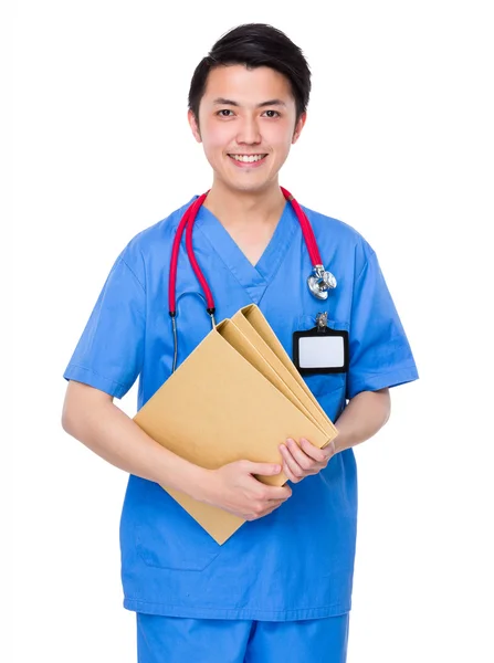 Mavi üniformalı Asya genç doktor — Stok fotoğraf