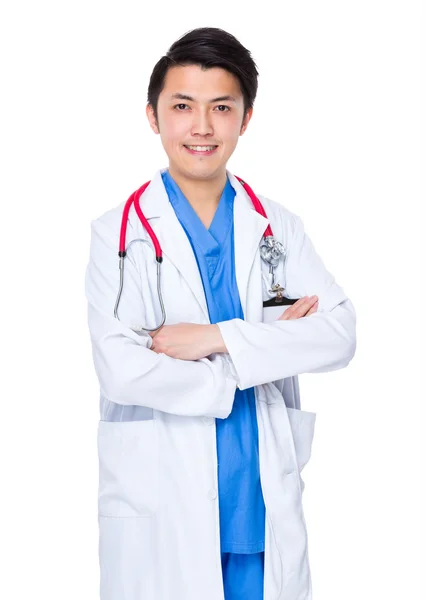 Asiatique jeune médecin en manteau blanc — Photo