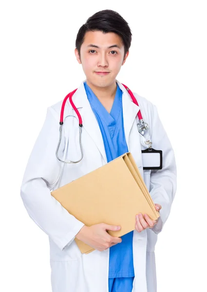 Asiático joven médico en blanco abrigo — Foto de Stock