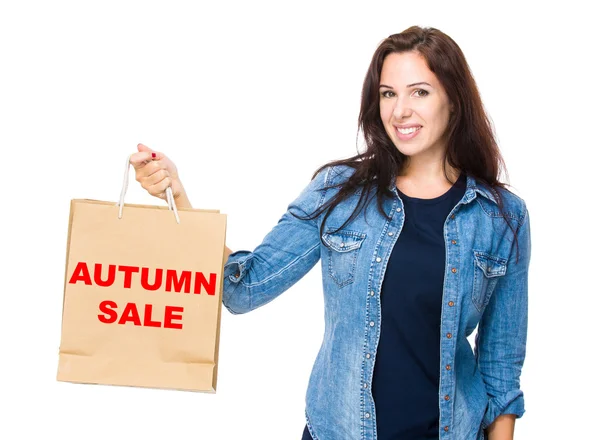 Kobieta w jean koszulka z torbą na zakupy — Zdjęcie stockowe