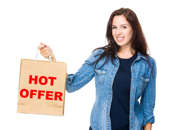 Mulher de camisa jeans com saco de compras — Fotografia de Stock