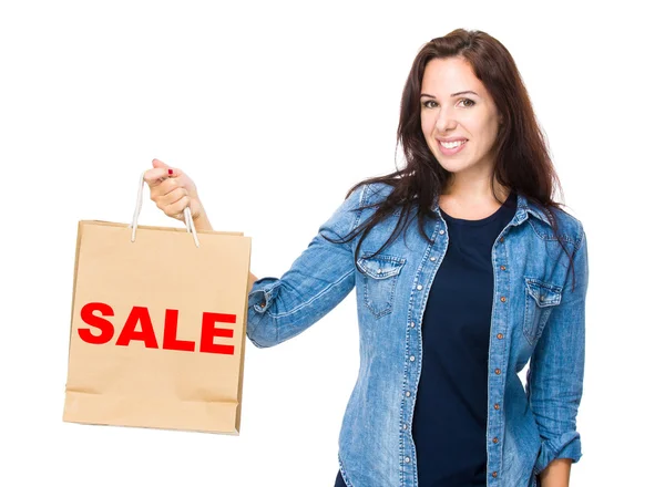 Mulher de camisa jeans com saco de compras — Fotografia de Stock