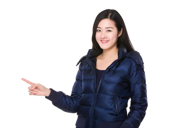 Asyalı genç kadın içinde kış ceket — Stok fotoğraf