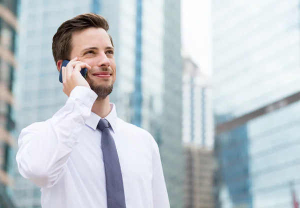 Empresario en camisa blanca al aire libre —  Fotos de Stock