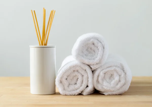 Scented sticks and white towels — Stock Photo, Image