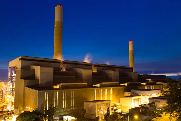 Planta de cemento y sation de energía durante la puesta del sol — Foto de Stock