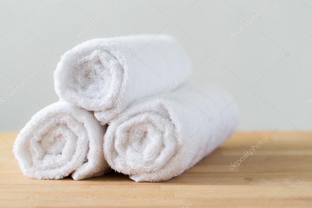 https://st2.depositphotos.com/1010683/8415/i/950/depositphotos_84153306-stock-photo-pile-of-white-spa-towels.jpg