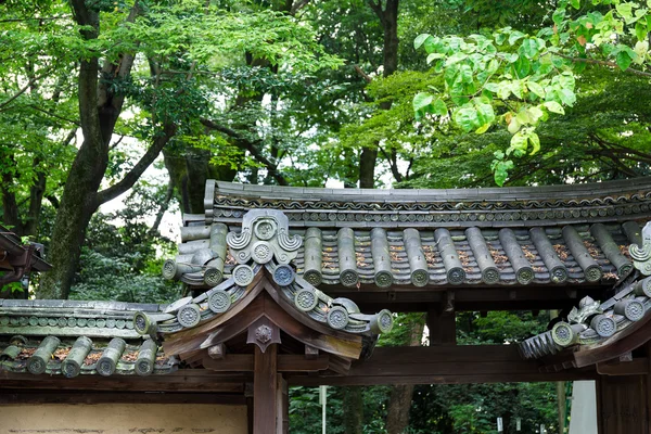 Telhado de telha do templo japonês no parque — Fotografia de Stock