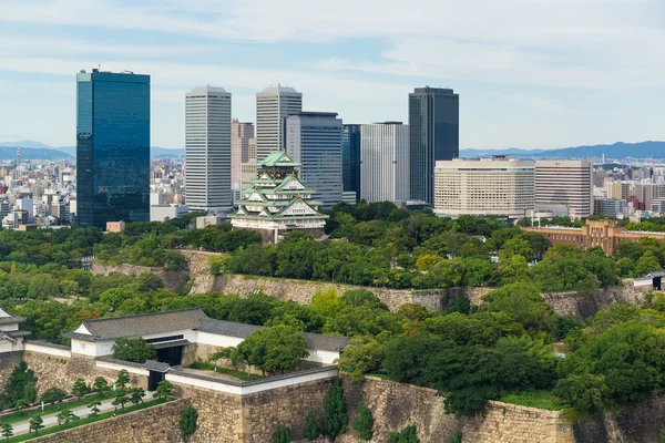 Osaka Kalesi ile iş binaları — Stok fotoğraf