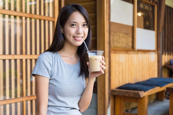 Femme boisson de café dans le café — Photo