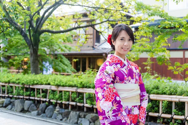 Mulher asiática em vestido japonês tradicional — Fotografia de Stock