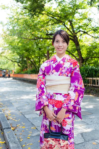 Mujer asiática en vestido japonés tradicional — Foto de Stock