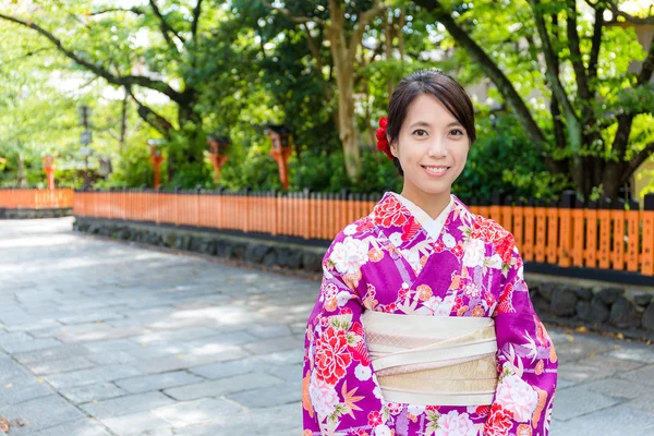 Mujer asiática en vestido japonés tradicional — Foto de Stock