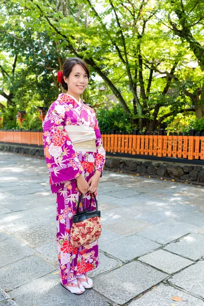 Азиатка в традиционном японском платье — стоковое фото