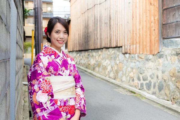 Mujer asiática en vestido japonés tradicional — Foto de Stock