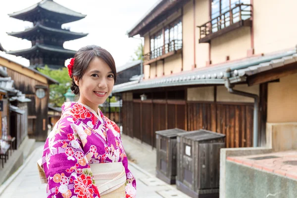 Mulher asiática em vestido japonês tradicional — Fotografia de Stock