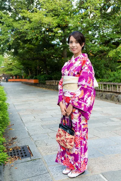 Asiatische Frau in traditioneller japanischer Kleidung — Stockfoto