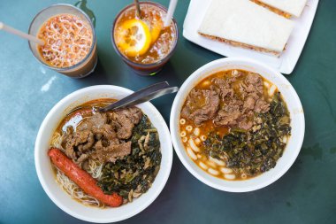 Geleneksel Hong Kong kafe yemeği satay biftekli makarna ve limonlu çay.