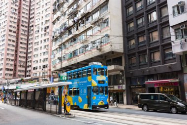 Hong Kong 21 Ağustos 2025: Tren yolu ile Hong Kong şehir manzarası