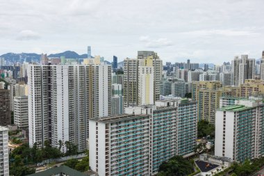 Hong Kong 23 Ağustos 2025: Birçok binayla birlikte Hong Kong şehri silueti manzarası