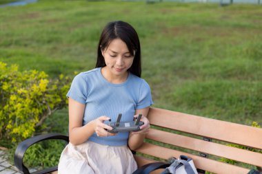 Yakalamak için İHA kumandası kullanan kadın operatör