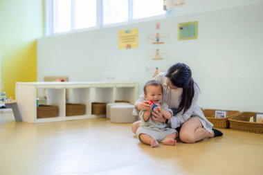 Anne ve çocuk oyun evinde oynuyorlar.