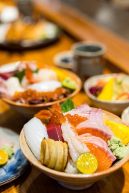 Taze Japon deniz mahsullü sashimi.