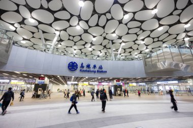 Tayvan 01 Şubat 2024: Tayvan Kaohsiung ana tren istasyonu 