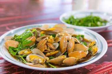 Tayvan lokantasında hazırlanmış istiridyeleri karıştır