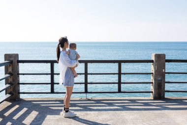  Ebeveyn ve çocuk deniz manzarasının keyfini çıkarın