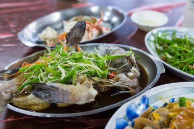 Tayvan restoranı müşteriler için taze balık pişiriyor.