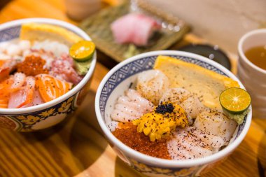 Somon karides ve uni soslu renkli chirashi suşisi.