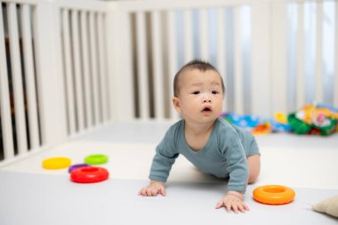 Oyuncak keşfeden küçük çocuk güvenli bir şekilde oyun parkında