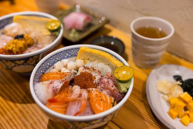 Japon saşimi pirinç kasesi ve somon karidesi yumurtası.