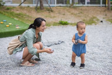 Annem güneşli bir günün tadını çıkarıyor.