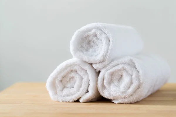 Rotolo di asciugamani bianchi per spa — Foto Stock