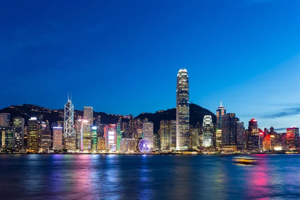 Hong Kong Şehri geceleri gökyüzüne yükseliyor. — Stok fotoğraf