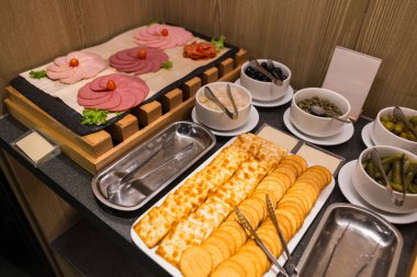 Büfede servis edilen jambonlu peynirli bisküvi.